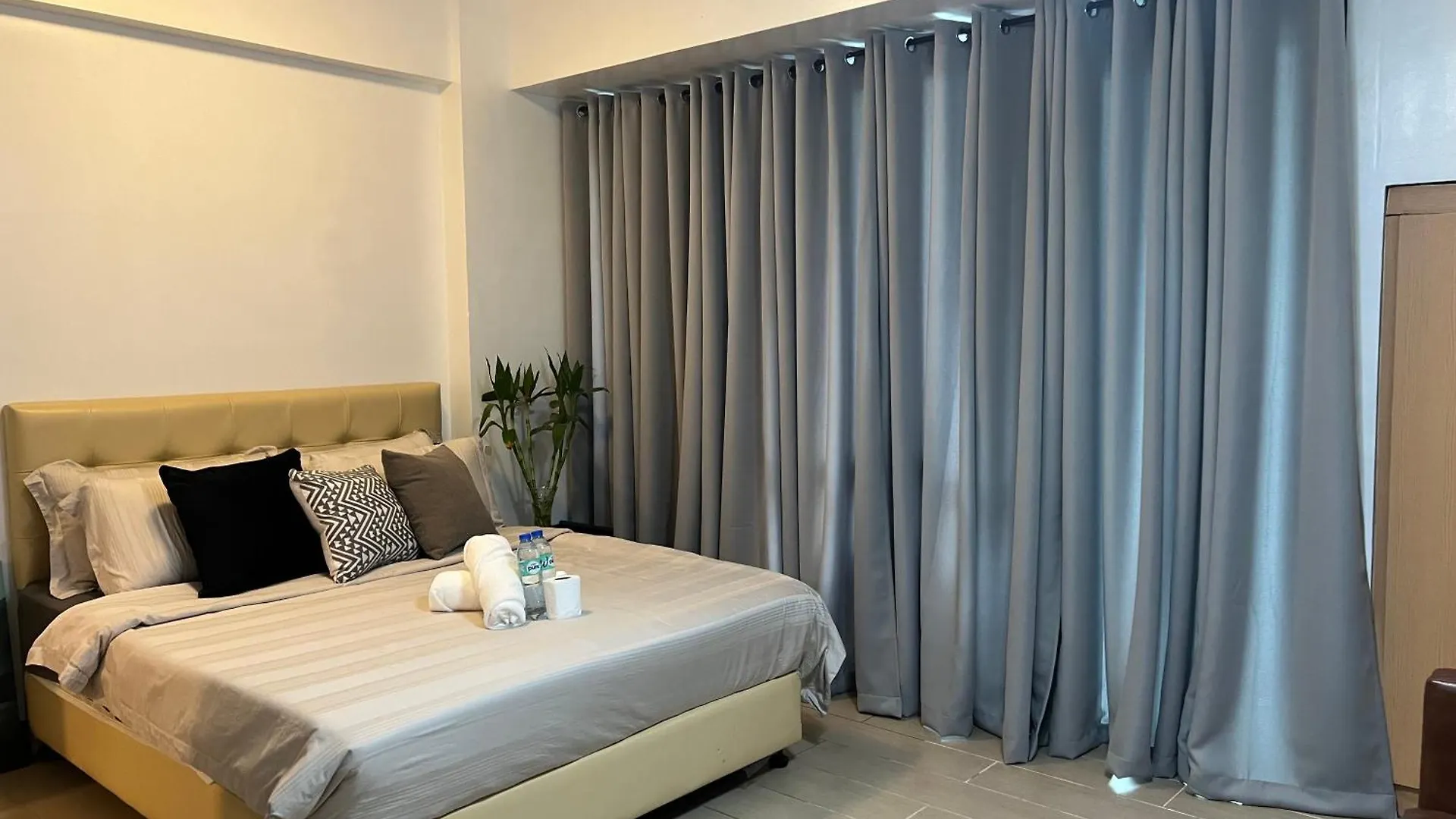 Two Palm Tree Villas By Trisha Manila Apartment