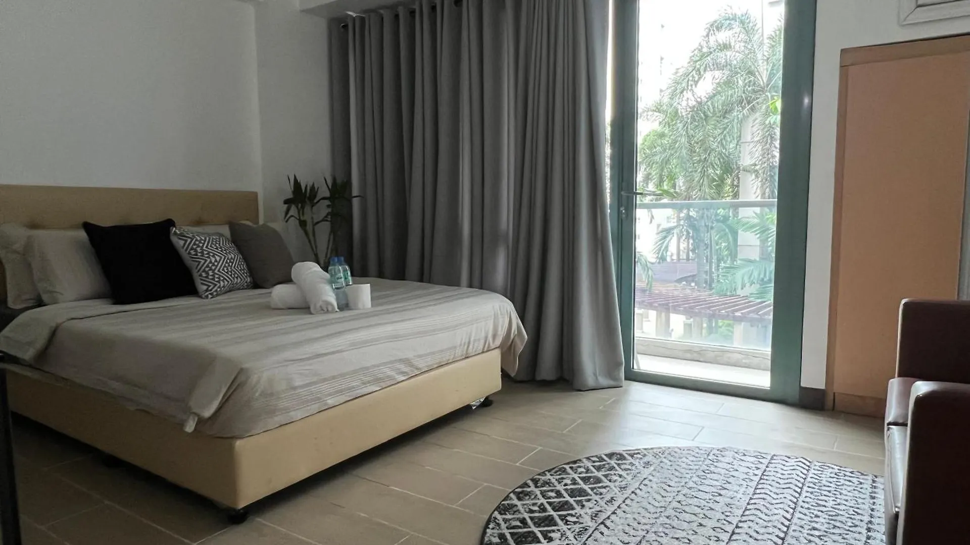 Two Palm Tree Villas By Trisha Manila Apartment